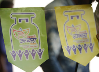 महिलाओं को चूल्हे के धुंए से मुक्ति दिलाने के हवाई दावों के बीच उज्ज्वला योजना की ज़मीनी हक़ीक़त से रूबरू कराती ये रिपोर्ट