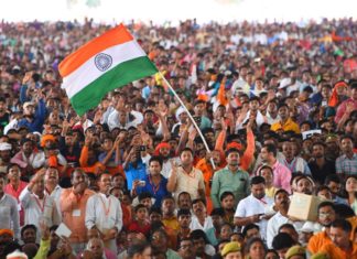 देश के मध्यम वर्ग को अपनी ओर करने की जुगत लगाती सत्ता और विपक्ष